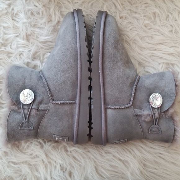 Authentic UGGS - Picture 4 of 8